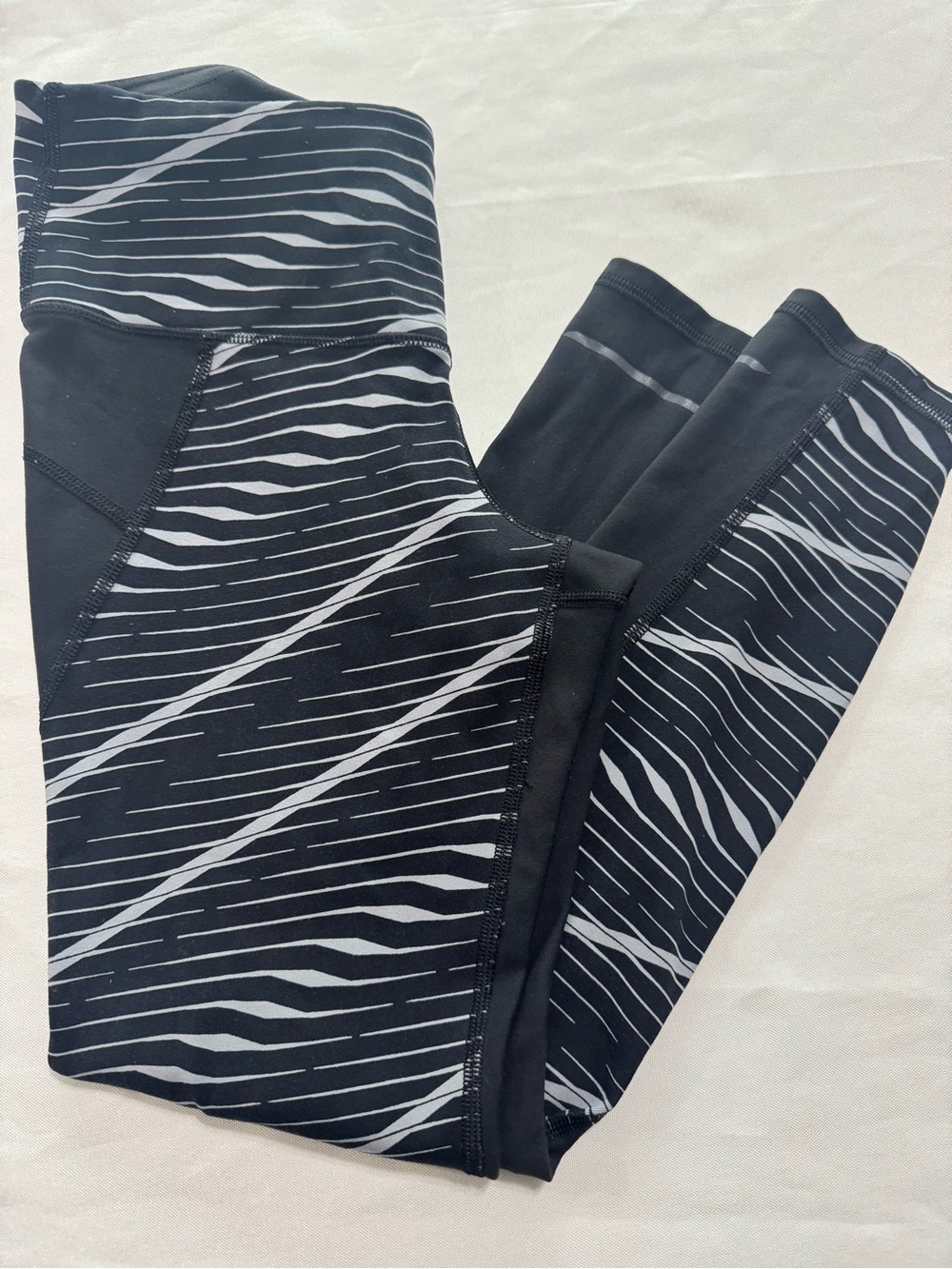 Athleta Black Abstract Print Cropped Leggings Yoga Gym SP